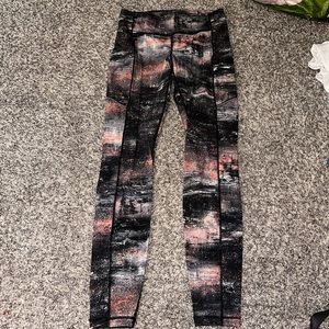 Lululemon Multicolored Legging. Size 6